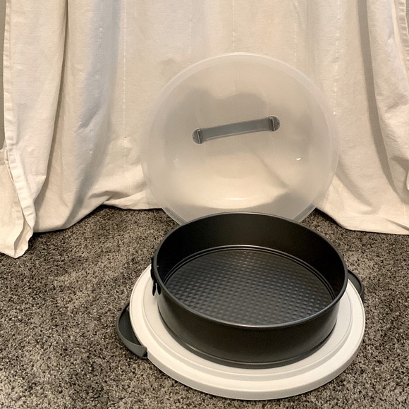 Sterilite cake carrier and spring form pan - Picture 3 of 6